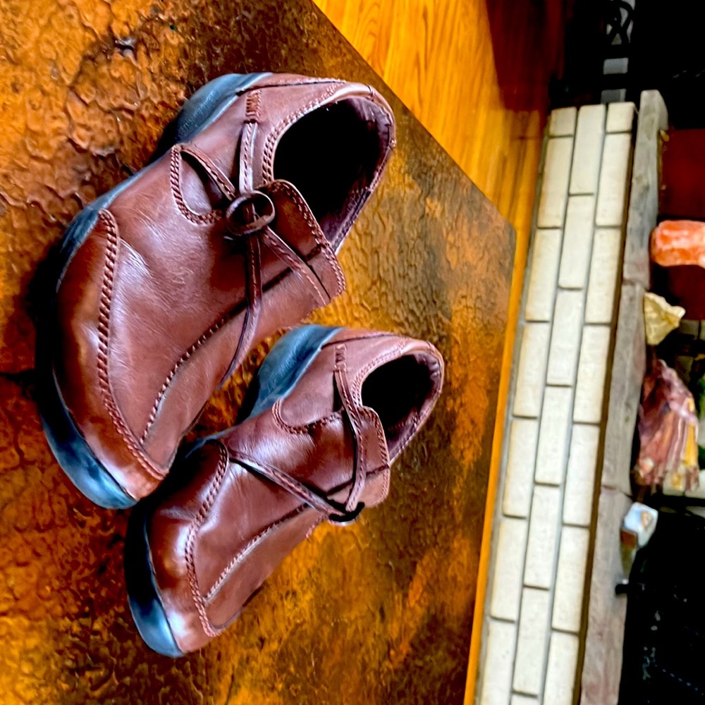 Clarks leather shoes size 7 1/2. Great condition!